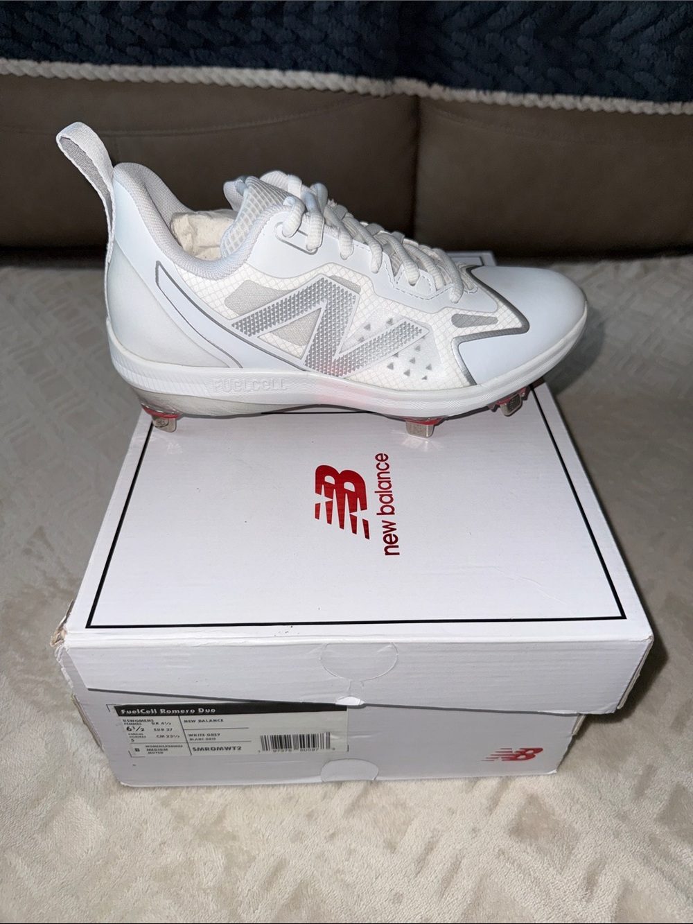 New Balance White Athletic Cleat with Silver Accents Women’s size 6.5 or Men’s 5